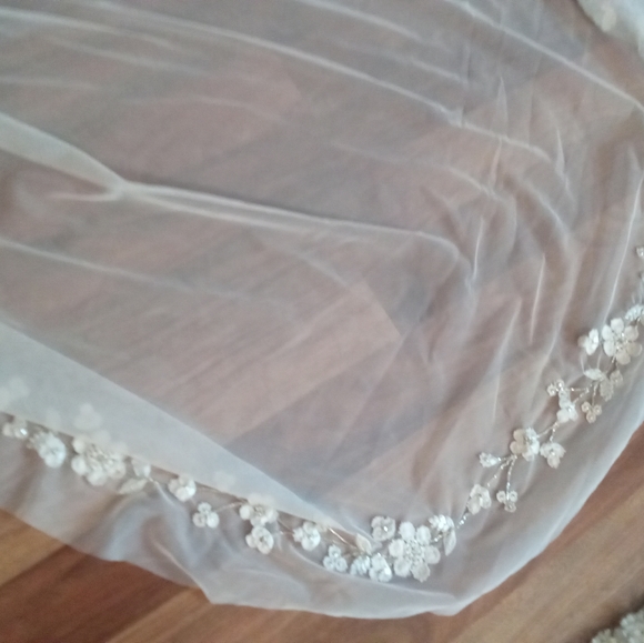 Bo & Luca Everley Veil in Ivory and Gold - Picture 2 of 7